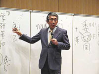 講演中の安本先生